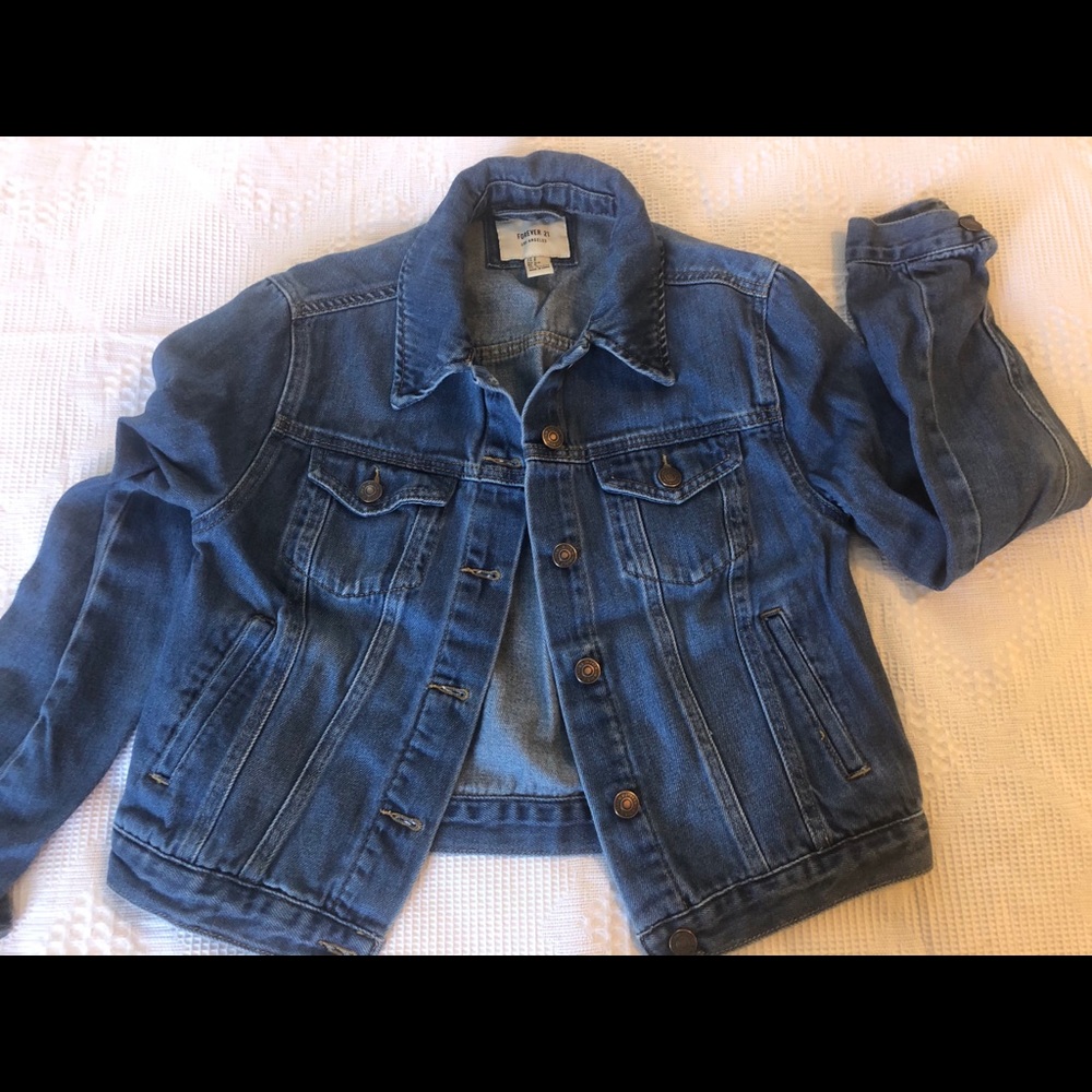 Soft and Light Semi-Cropped Jean Jacket